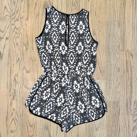 One Heart Clothing Los Angeles Women’s Geometric Design Short Romper Size Large - Picture 5 of 9